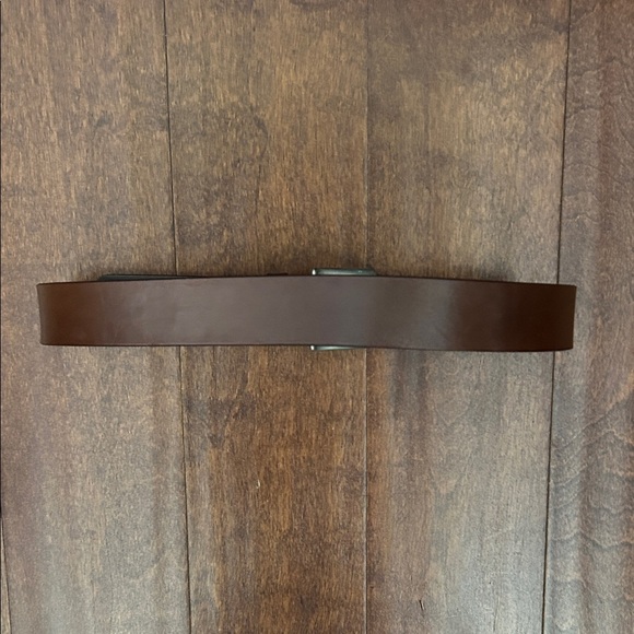 Vintage Guess Women’s Brown Leather Belt with Nickel Toned Buckle, Size Small - Picture 4 of 16